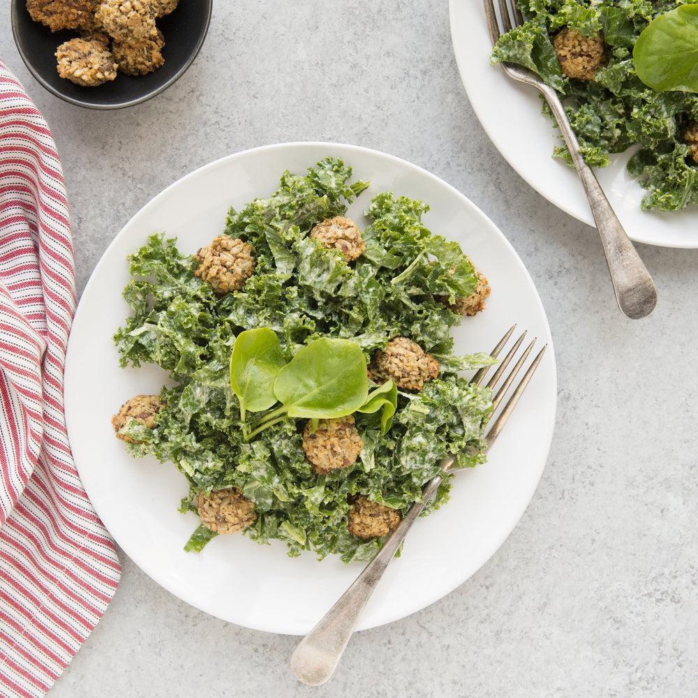 Kale Caesar Salad avec Crunchy Hemp Croutons