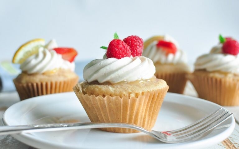 Gluten Free Lemon Scented Cupcakes with Lemon Curd