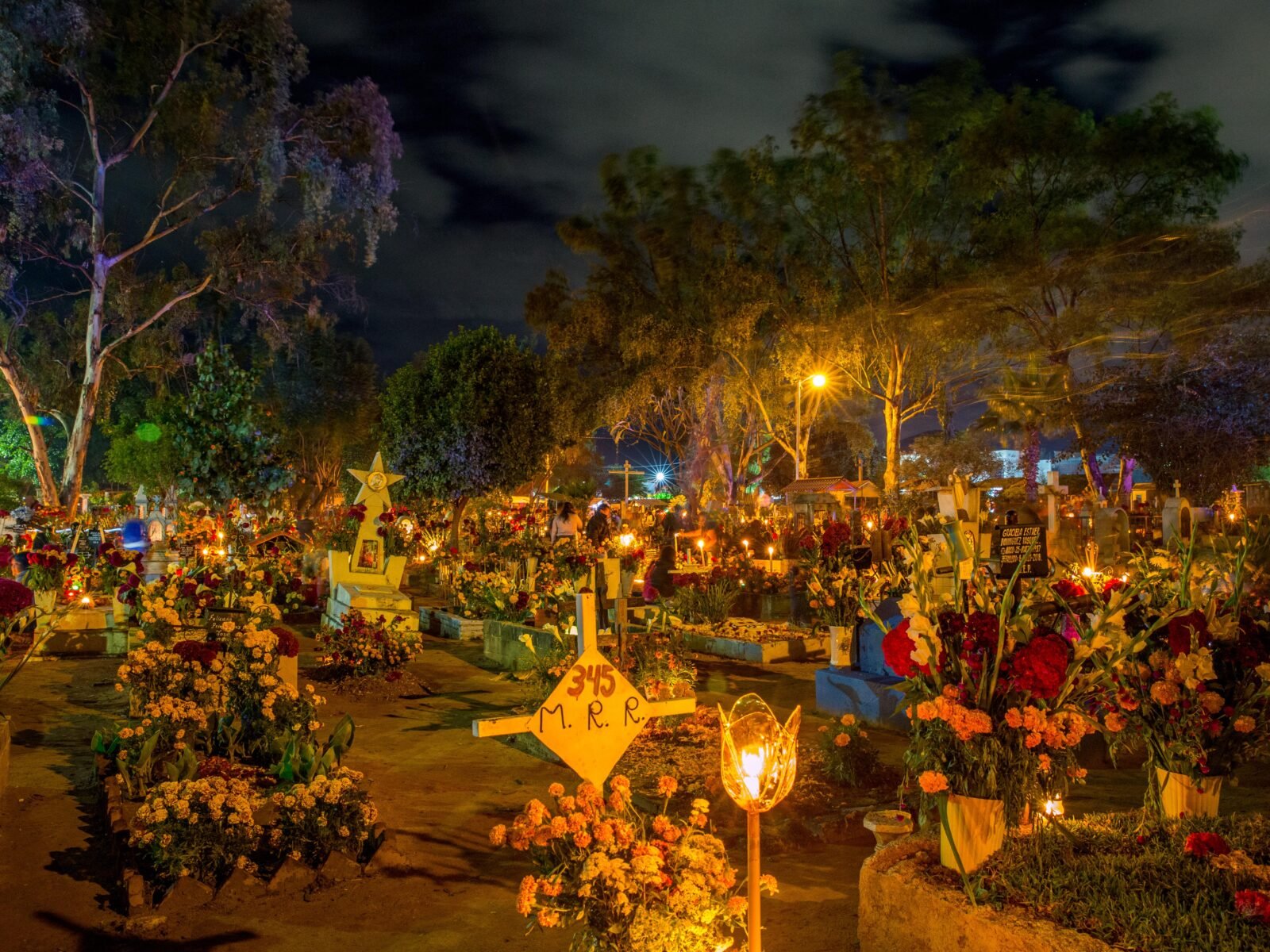 5 DIFFERENT FOODS FOUND IN TRADITIONAL DAY OF THE DEAD ALTARS