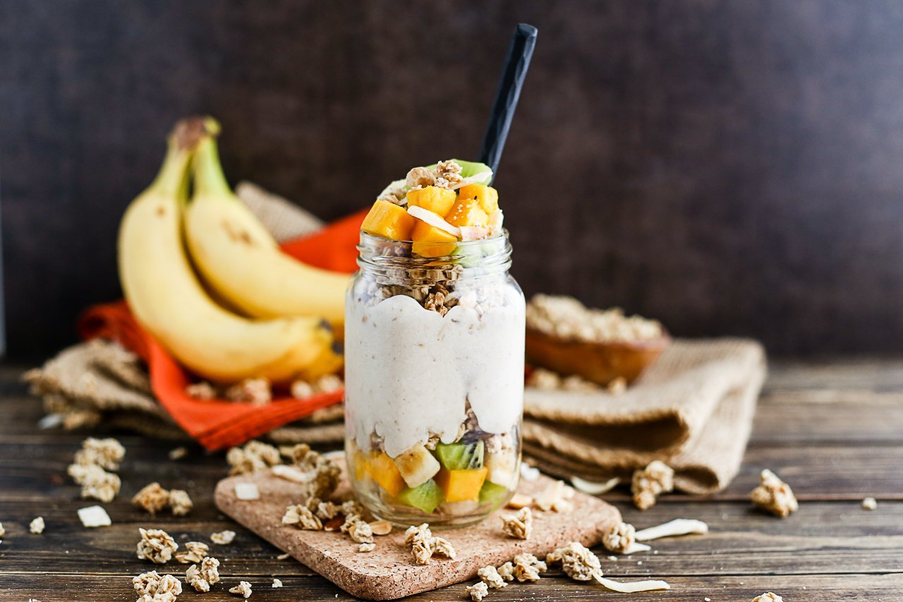 Parfait tropical à la crème glacée végétalienne coco-banane