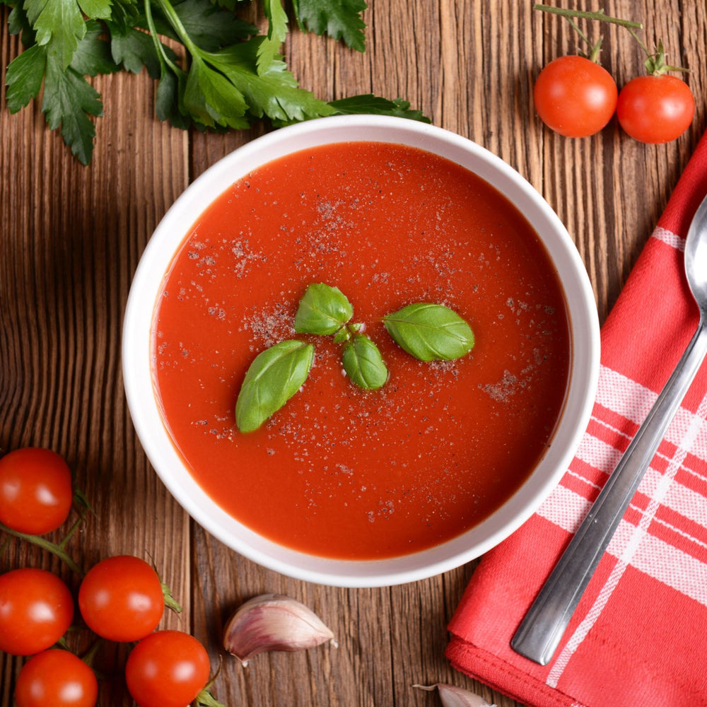 Sopa de tomate con crutones de lino de calabaza.