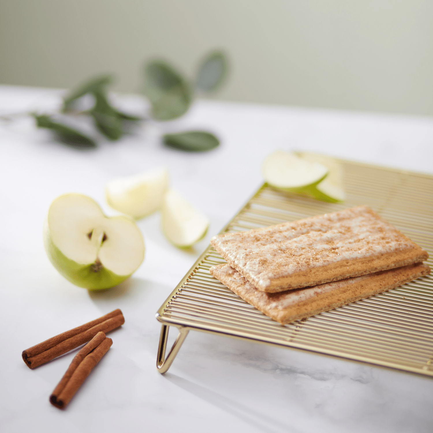 Frosted_Grannys_Apple_Pie_Toaster_Pastries_058449410027-41002U2